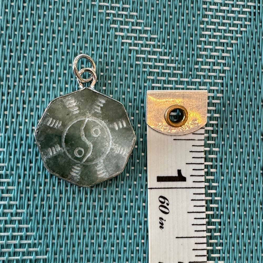 Vintage Green jade and silver Yin-Yang ba gua pendant/amulet - Picture 3 of 6
